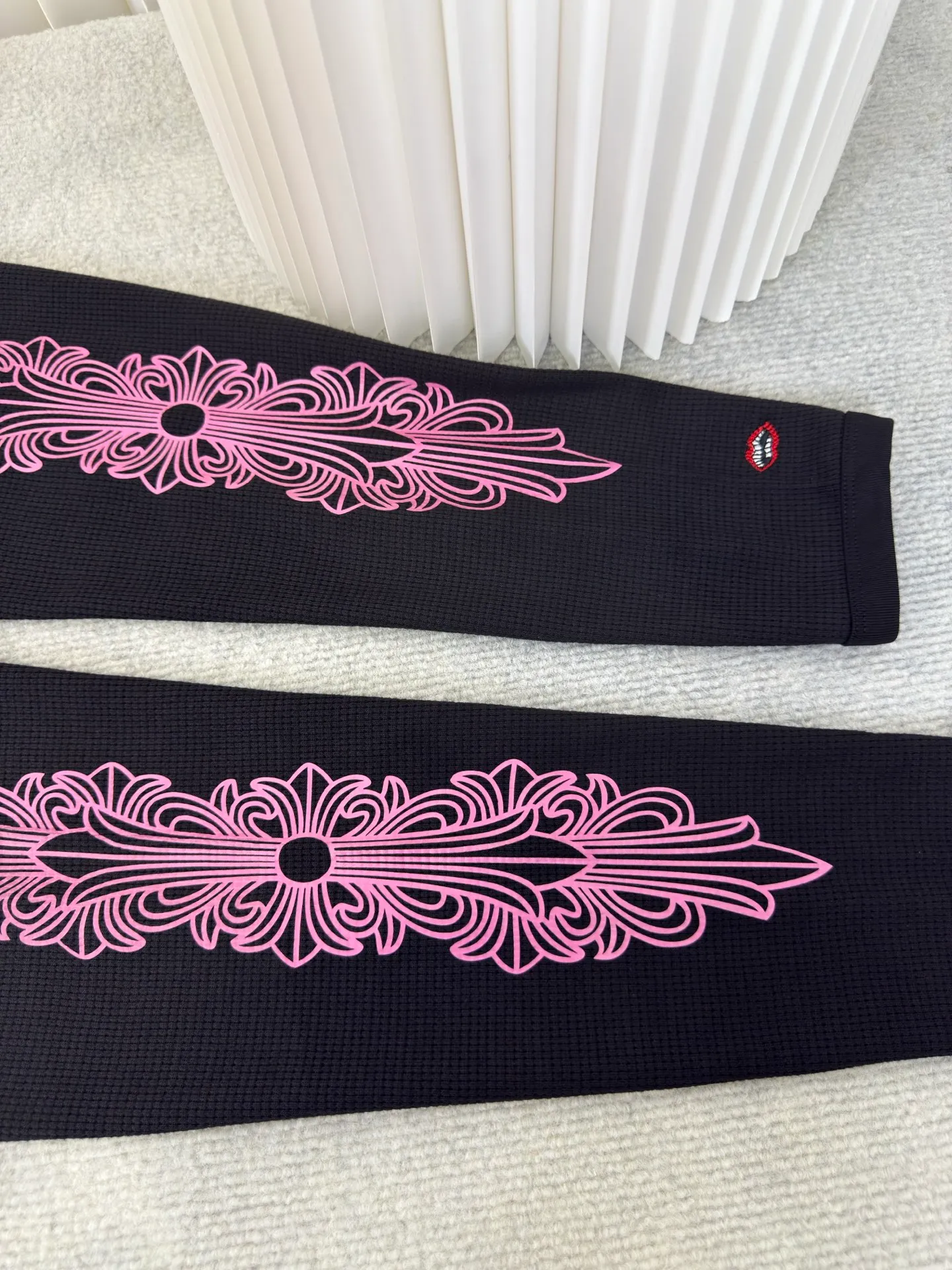 P330 Chrome Heart limited black pink waffle. The fabric is made of 280g cotton waffle double-layer material. The printing is made of high-temperature heat transfer for garments. The embroidery is made of imported Tajima embroidery. Size S M L